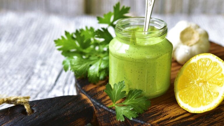 Receita caseira de molho verde traz sabor profissional com cinco ingredientes