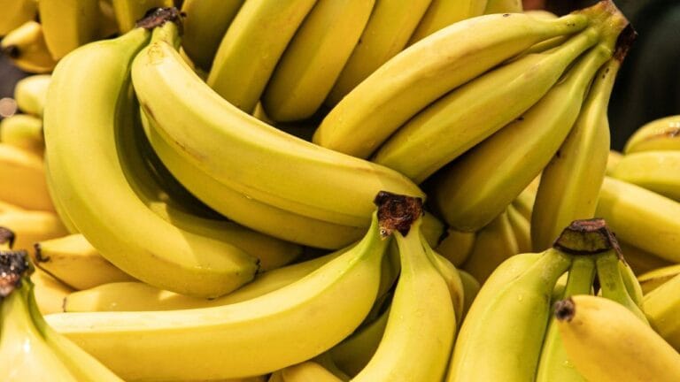 Cinco formas de aproveitar a banana em pratos doces e salgados