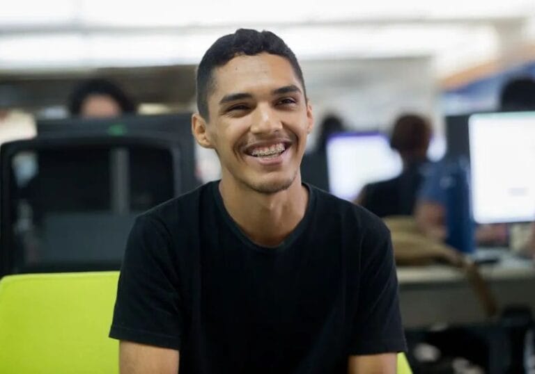 Filho de diarista passa em Medicina na UFC após abandonar redes sociais e namoro