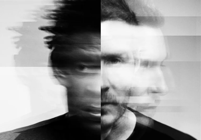 Massive Attack retorna após seis anos com “Boots on the Ground”, parceria com Tom Waits