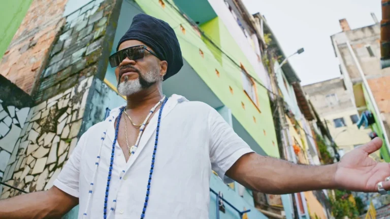 Série “Carlinhos Brown em Meia Lua Inteira” estreia na HBO e coloca 40 anos de carreira sob os holofotes