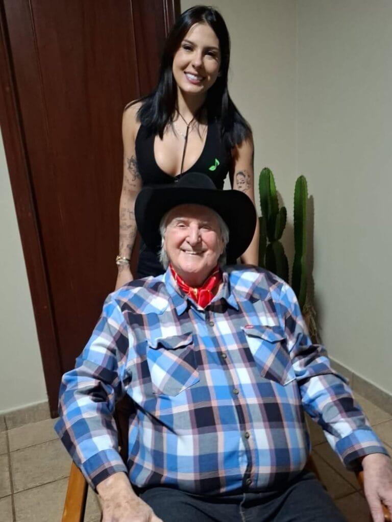 Ana Castela vira “repórter” e entrevista Sérgio Reis em gravação do DVD de Paula Fernandes