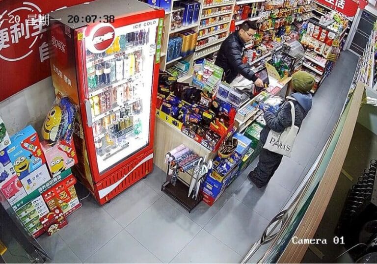 Comerciante chinês paga há quatro anos as compras de idosa com doença mental sem que ela perceba
