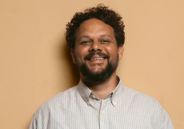 Marcos Almeida apresenta “Vai Ser Criança”, primeiro single do álbum duplo “Todo Santo Dia”