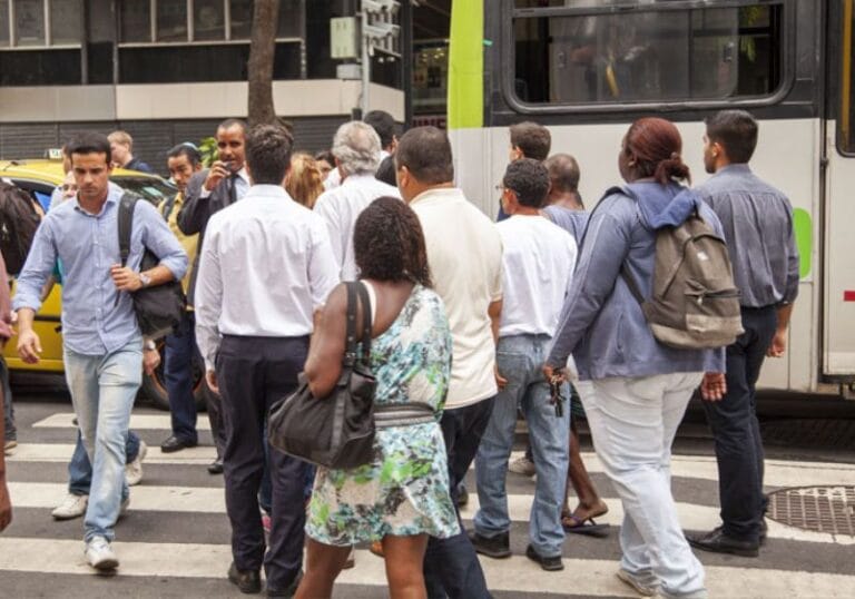 Brasil chega a 212,7 milhões de habitantes em 2025, com ritmo de crescimento menor