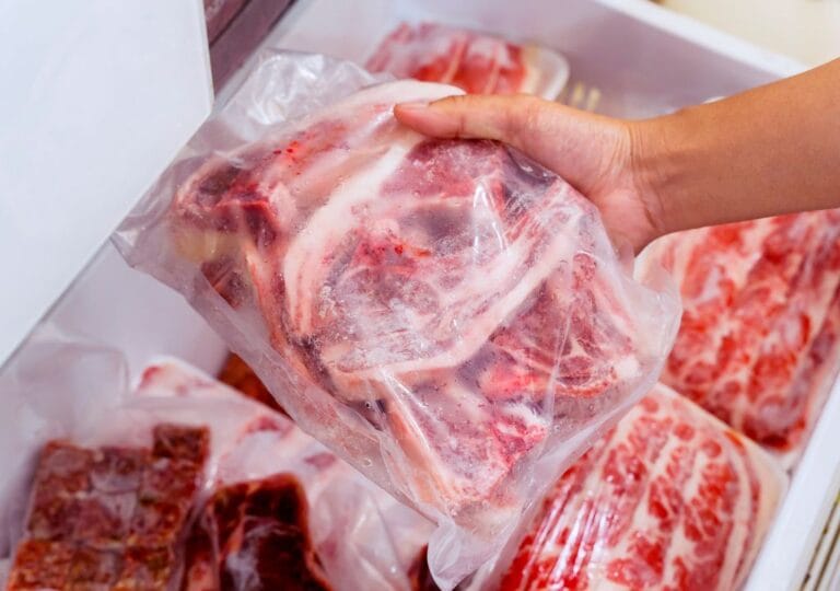 Especialistas apontam métodos seguros para descongelar carne em casa