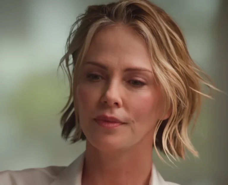 Charlize Theron relata momento em que a mãe matou o pai para protegê-la