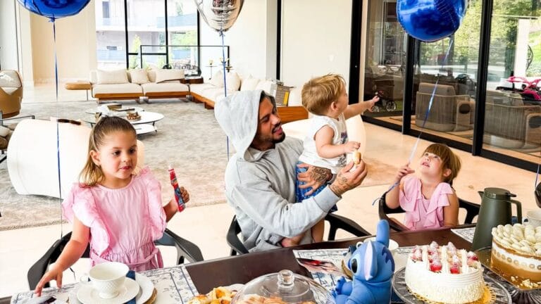 Zé Felipe completa 28 anos ao lado dos filhos e recebe homenagens dos pais