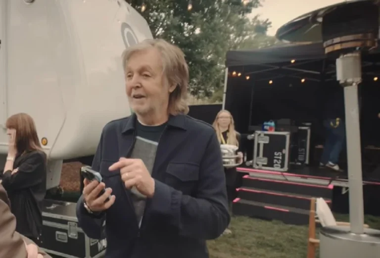 Paul McCartney diz ter recebido de Steve Jobs o primeiro iPhone entregue no Reino Unido