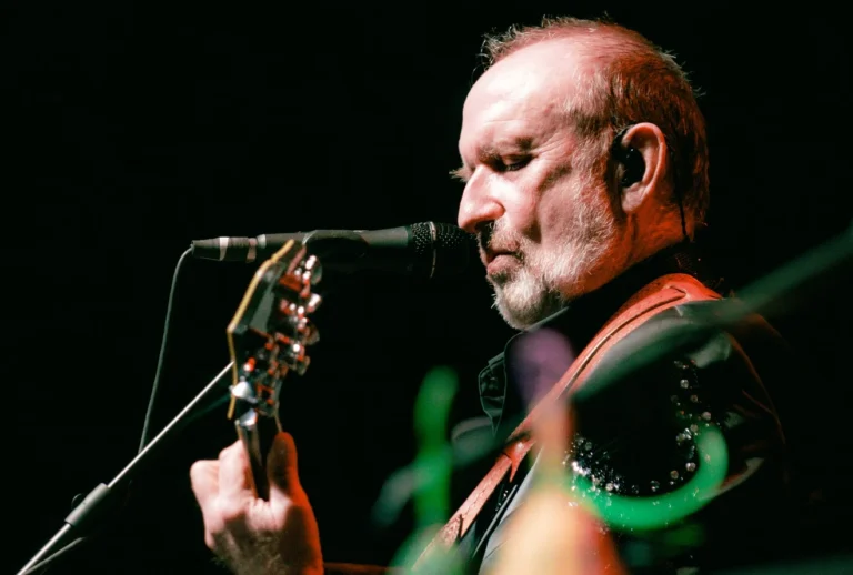 Colin Hay detalha nova passagem do Men At Work pelo Brasil e fala sobre relação com os clássicos dos anos 80