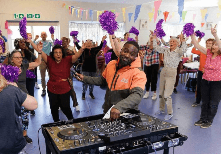 DJ leva rave diurna a lar de idosos em Londres e anima moradores de 84 anos