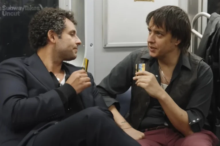 Julian Casablancas critica “privilégio branco” de sionistas nos EUA e exibe vídeo de protesto no Coachella