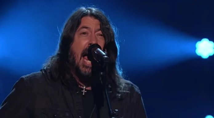 Dave Grohl diz que cerveja e uísque preservam suas cordas vocais