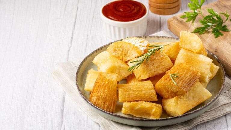 Receitas mostram novos usos da mandioca além da versão frita