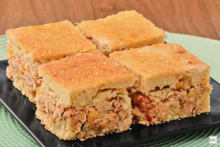 Milho, tomate e temperos suaves elevam o sabor da tradicional torta de frango