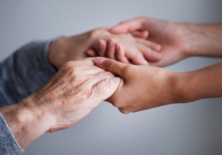 Terapia com células-tronco eleva dopamina e reduz sintomas de Parkinson em testes no Japão