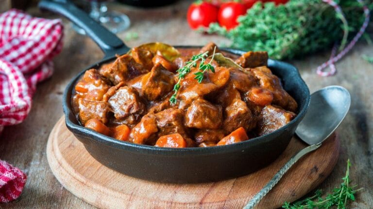 Receita prática une carne de panela, mandioca e tomate em preparo de 20 minutos na pressão