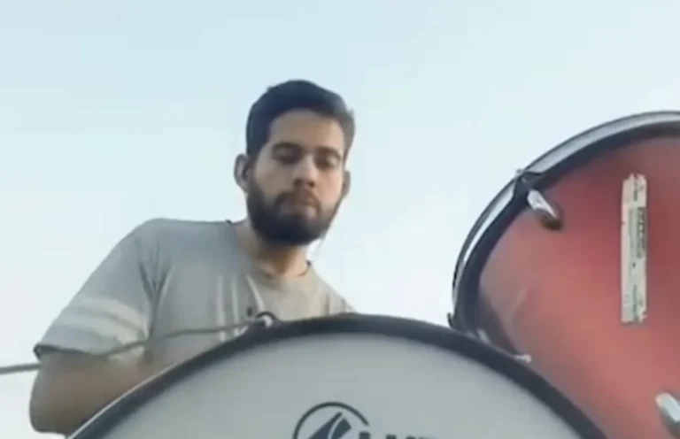 Baterista passa a ensaiar no mato após vizinho acionar polícia e vídeo viraliza