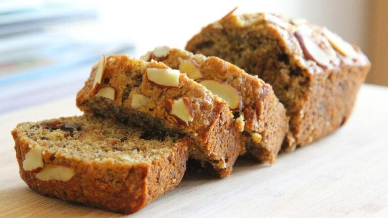 Receita de pão de banana sem glúten propõe alternativa nutritiva para o café da manhã