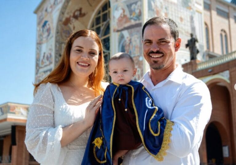 Bebê que tinha 1% de chance de sobreviver é batizada no Santuário de Aparecida