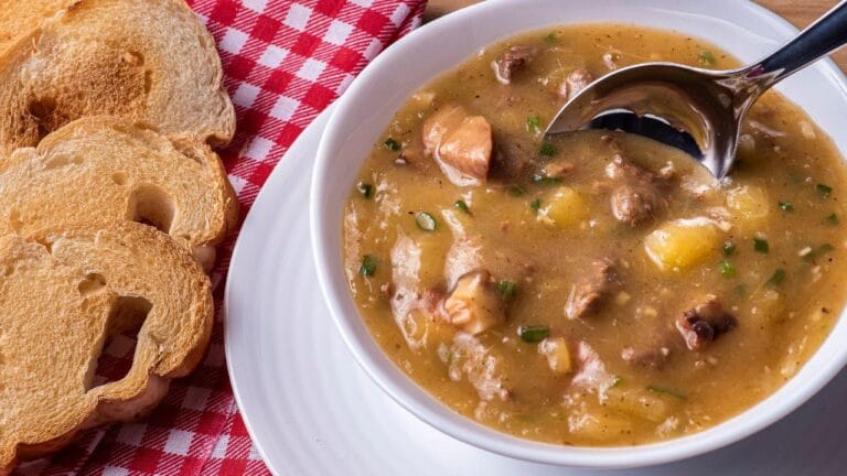 Sopa cremosa de mandioca com músculo rende seis porções e promete aquecer noites frias