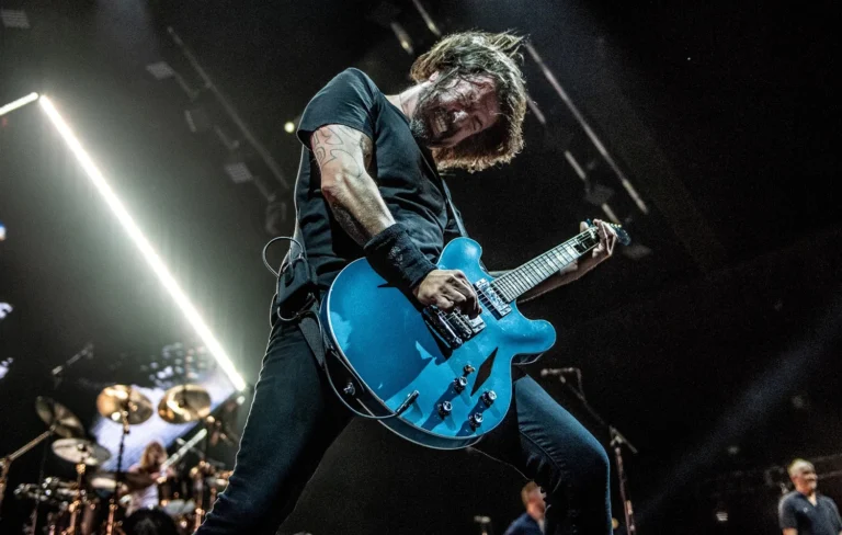 Dave Grohl recorda Nirvana e expressa gratidão 32 anos após morte de Kurt Cobain