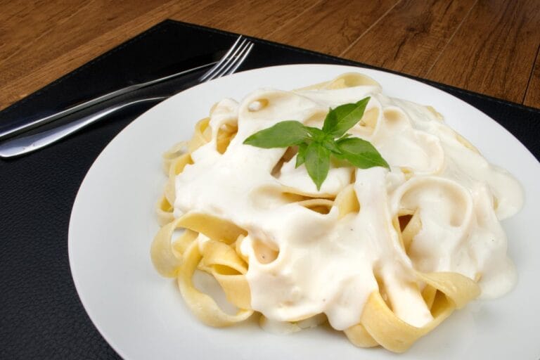 Passo a passo garante molho branco cremoso sem erros