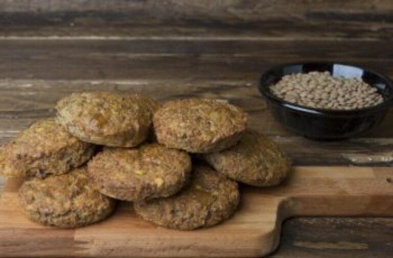 Hambúrguer vegetariano combina batata, cenoura e molho de iogurte em preparo de 40 minutos