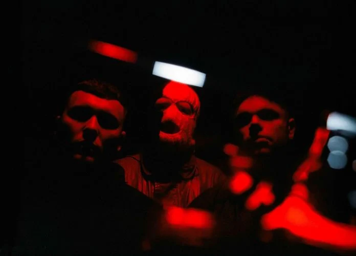 KNEECAP lança “FENIAN”, álbum carregado de protesto e experimentação sonora