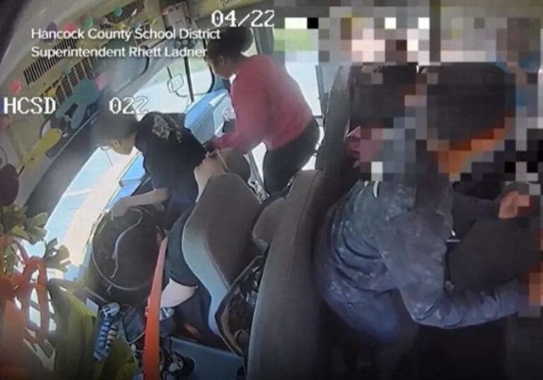 Alunos assumem direção de ônibus escolar após motorista desmaiar e evitam acidente no Mississippi