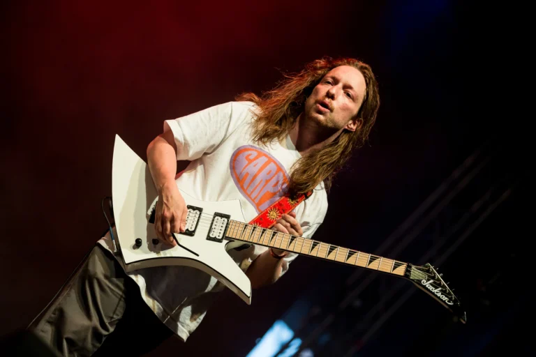 Ex-guitarrista do Turnstile é indiciado por tentativa de homicídio e pode pegar prisão perpétua