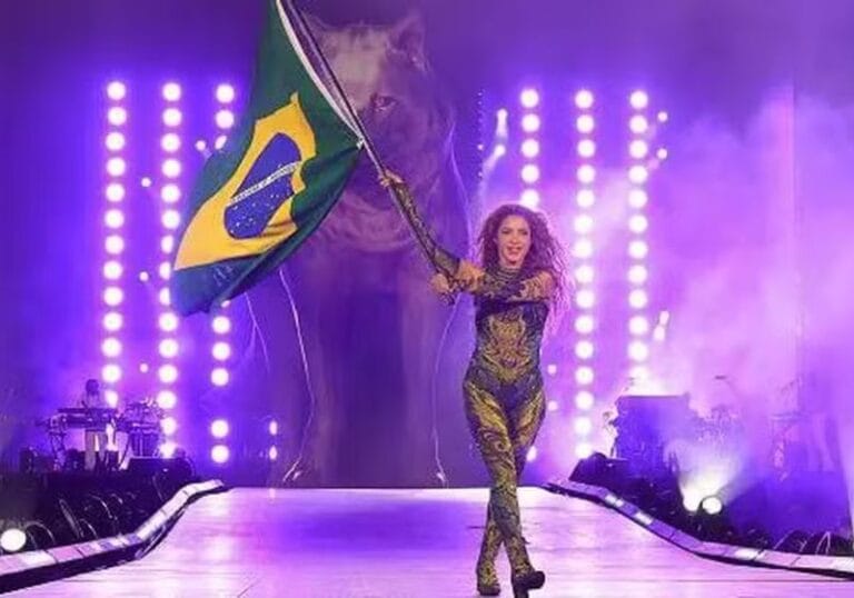 Shakira homenageia 20 milhões de mães solo em show para mais de 2 milhões de pessoas em Copacabana