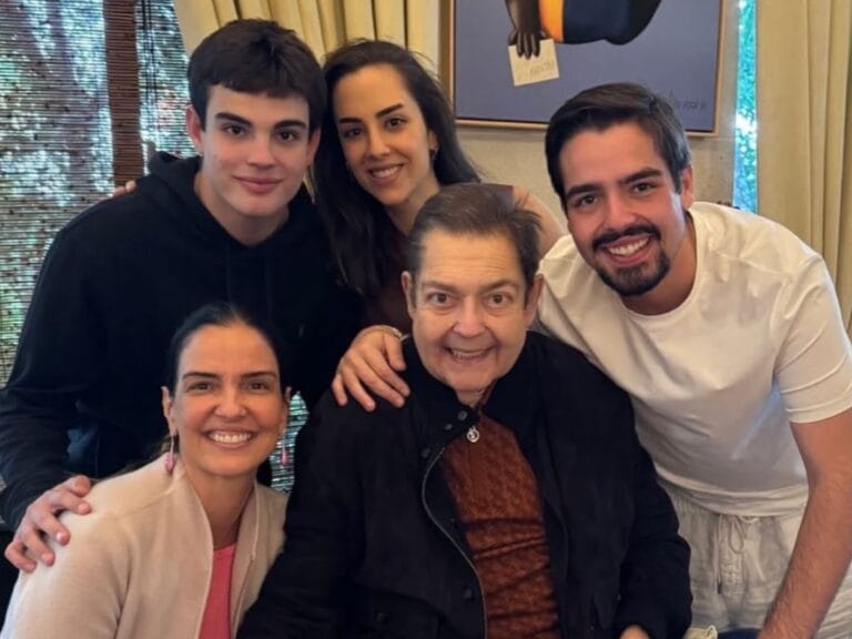 Filho caçula de Faustão divulga fotos do aniversário de 76 anos do apresentador