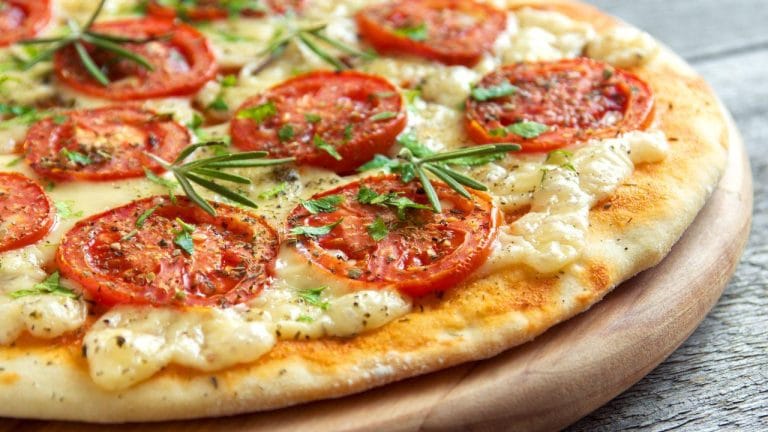 Massa de pizza feita no liquidificador promete jantar pronto em minutos