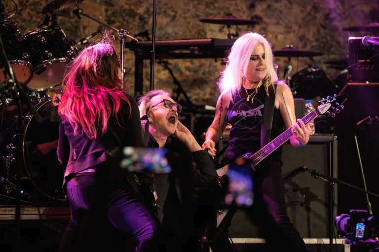 L7 confirma turnê de despedida “The Last Hurrah” após 35 anos de carreira