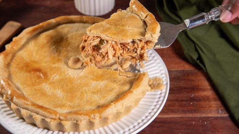 Torta de frango cremosa dispara em popularidade na internet; confira receita passo a passo
