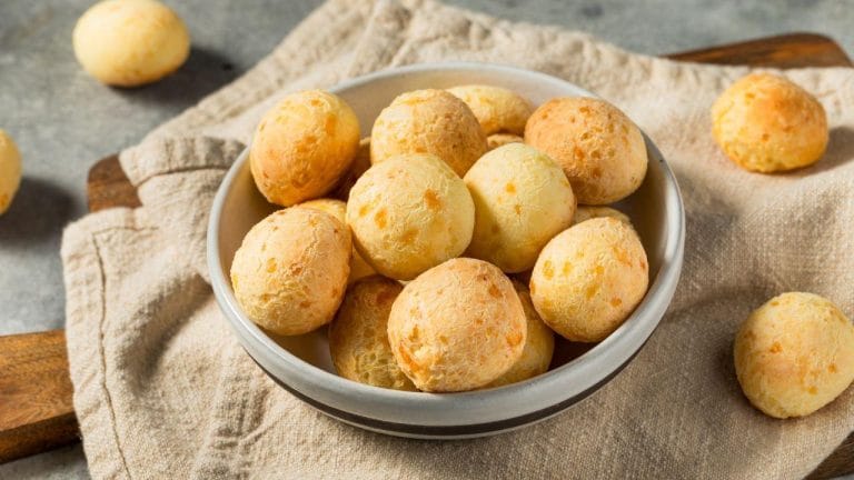Passo a passo ensina a preparar pão de queijo crocante por fora e macio por dentro