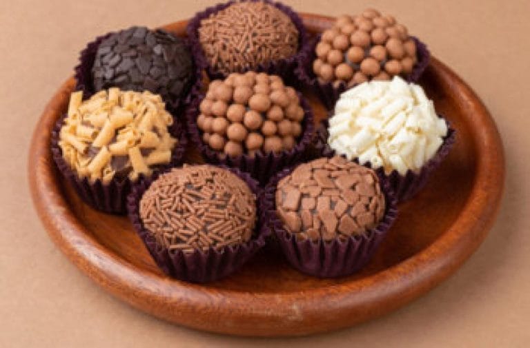 Receita de brigadeiro gourmet fica pronta em 50 minutos e rende 20 porções