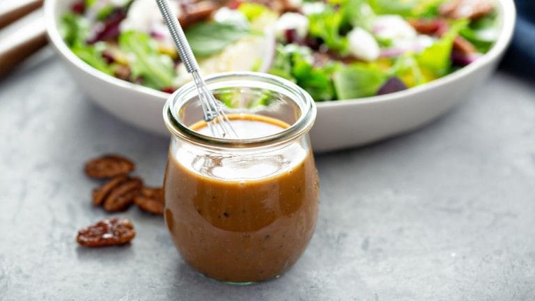Molho de mostarda e mel fica pronto em poucos minutos e turbina saladas, carnes e petiscos