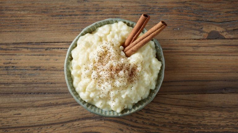 Receita clássica de arroz-doce aquece dias frios com preparo simples