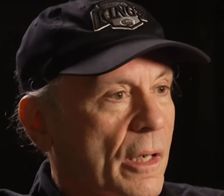 Bruce Dickinson revela que deixou de pilotar aviões por exigências de idade na aviação