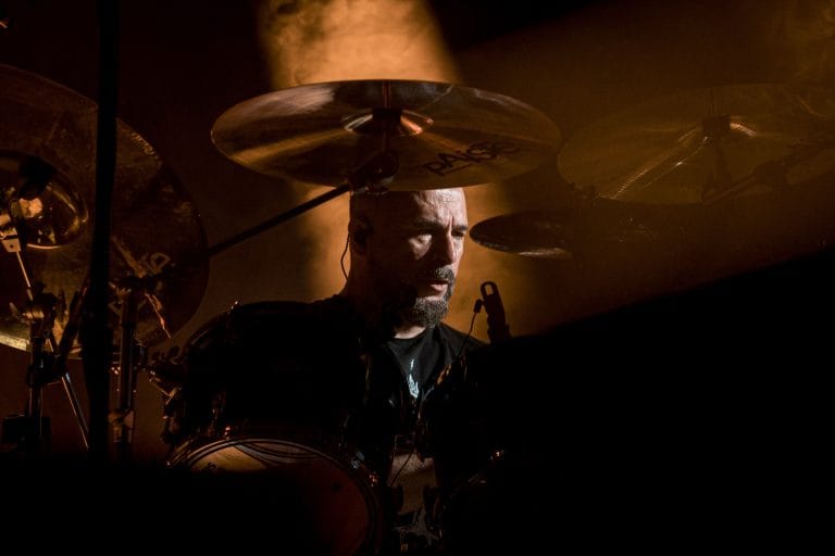 John Dolmayan confirma novas datas da turnê de autógrafos no Brasil e acrescenta São Paulo ao roteiro