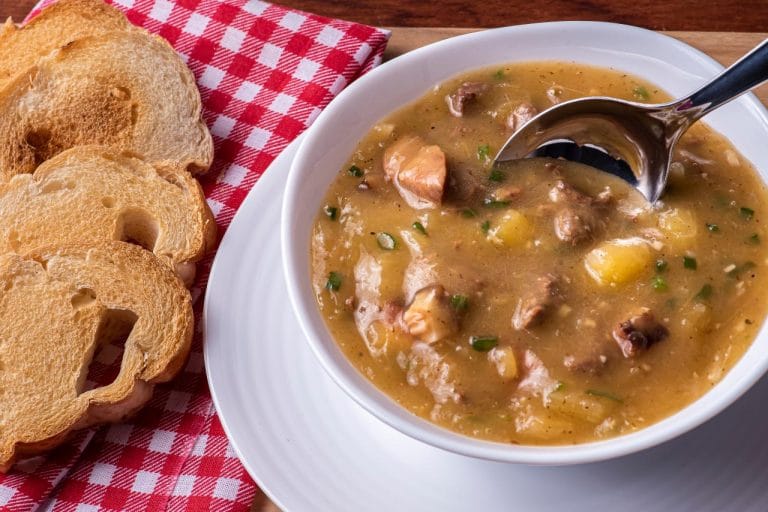 Caldo de mandioca cremoso é destaque como refeição rápida para o inverno