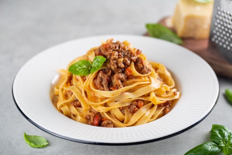 Macarrão cremoso de forno oferece praticidade e aconchego em dias frios