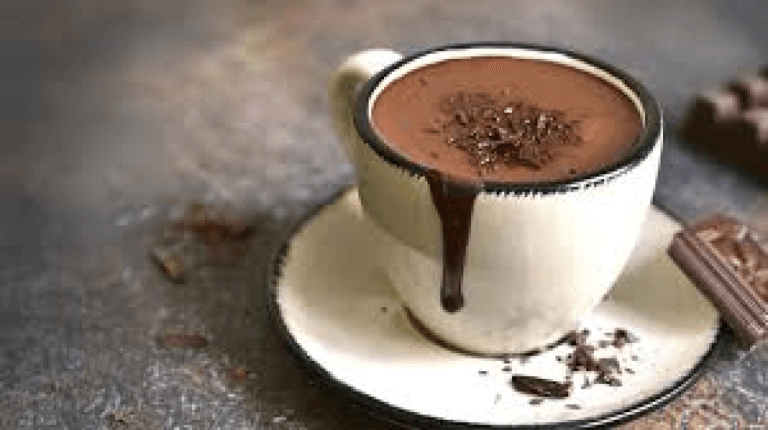 Receita de chocolate quente cremoso reproduz bebida de cafeteria em casa