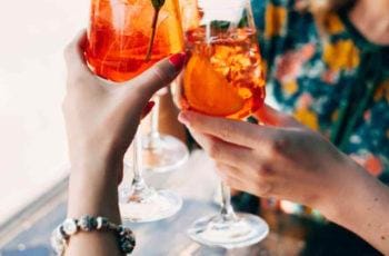 Cinco opções de drinques com água com gás para preparar em casa e impressionar as visitas