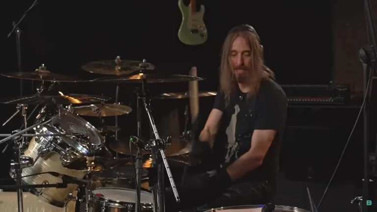 Baterista do Megadeth recria “Eu Quero Ver o Oco”, dos Raimundos, após ouvir música duas vezes