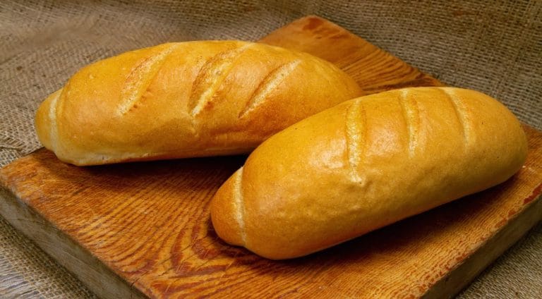 Receita revela como preparar pão francês de padaria em casa
