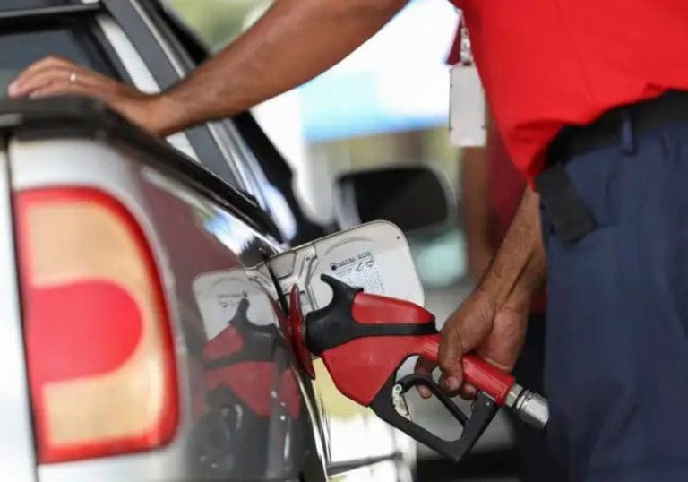 Governo edita MP que concede subsídio de até R$ 0,89 para conter preço da gasolina