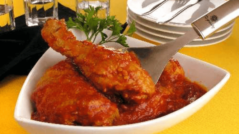 Deixar o frango de molho antes do tempero realça sabor e maciez, apontam cozinheiros